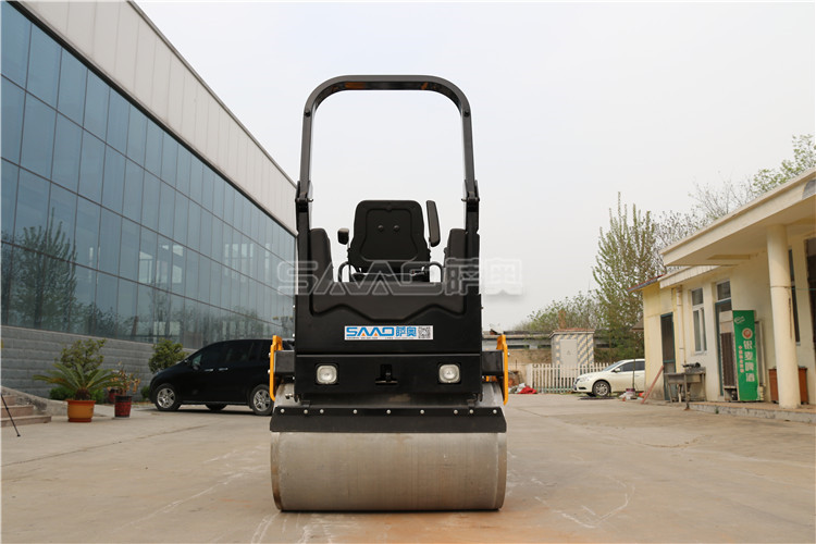 夏日雨季，小型壓路機施工中出現(xiàn)打滑應(yīng)該怎么處理