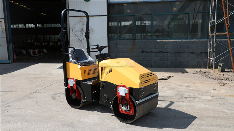 夏季多雨時節(jié)，小型壓土機施工時打滑怎么辦